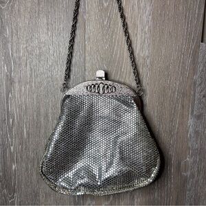 Vintage 1950s Lumured Silver Chain Mesh Handbag
EUC!!